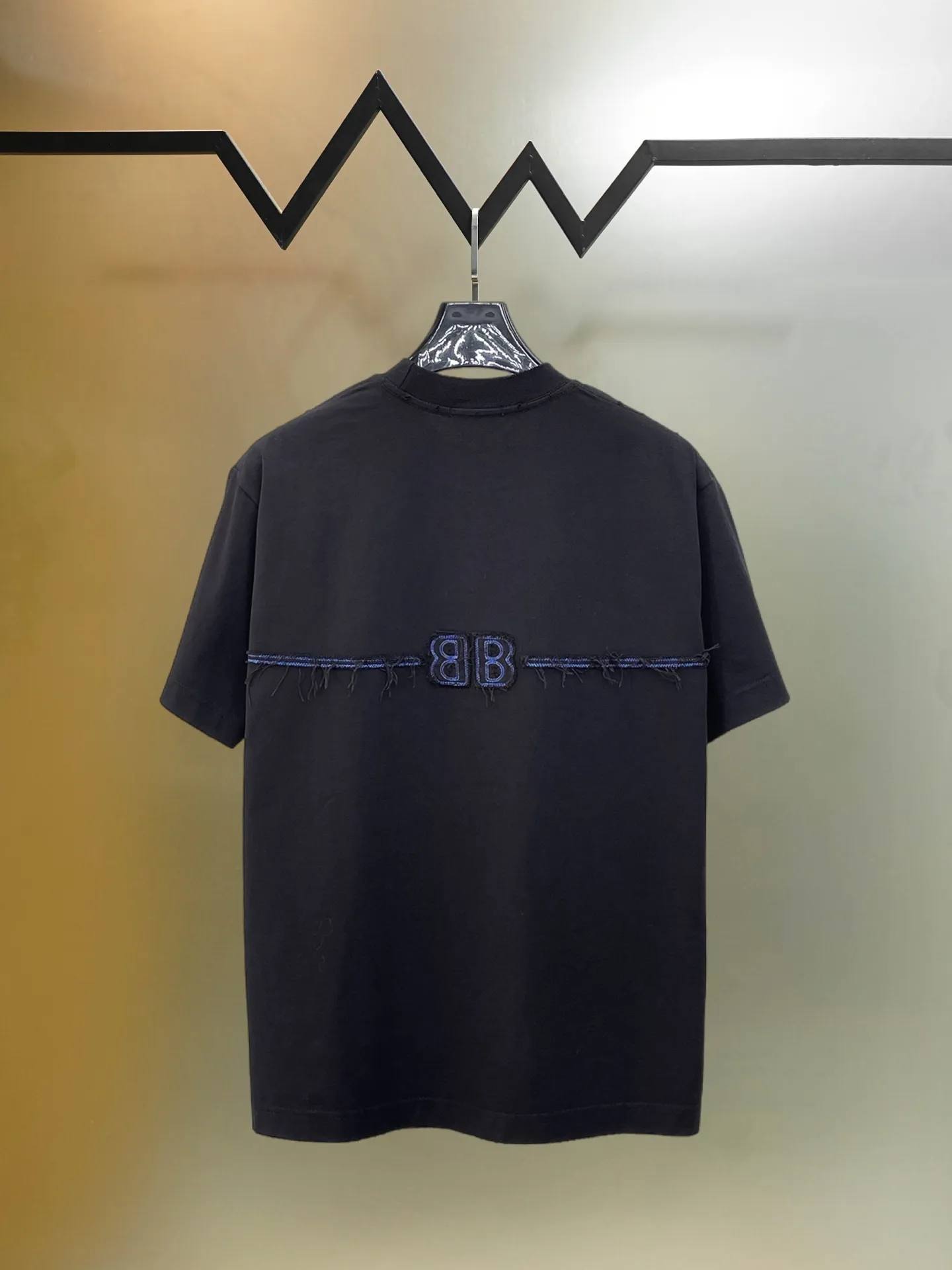 Balenciaga's high-end top-quality products 🐮2026 Spring and Summer New Arrival first counter, the latest New Arrival short-sleeved round neck T-shirt, Premium customized design, avant-garde and fashionable! Brand logo heavy craftsmanship design Premium customized 260g fabric. Soft to the touch. Comfortable to wear. Counter-level exquisite stitching. Fine workmanship. The upper body effect is incomparably handsome! A must-have item for men and women with the same style! Sizes: S~XXL When placing an order, please state your height and weight. The maximum wearing size is 210 pounds (one size larger)
